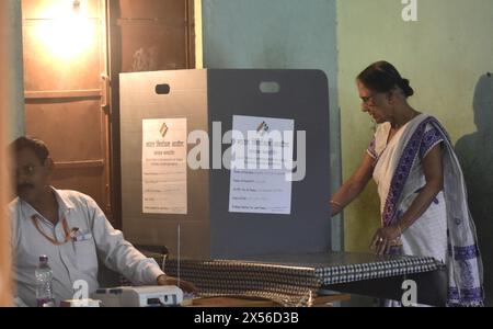 Guwahati, Guwahati, India. 7 maggio 2024. Un elettore anziano ha espresso il suo voto durante la terza fase delle elezioni di Lok Sabha 2024 in un seggio elettorale a Guwahati in India martedì 7 maggio 2024. (Credit Image: © Dasarath Deka/ZUMA Press Wire) SOLO PER USO EDITORIALE! Non per USO commerciale! Foto Stock