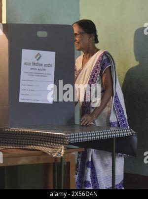 Guwahati, Guwahati, India. 7 maggio 2024. Un elettore anziano ha espresso il suo voto durante la terza fase delle elezioni di Lok Sabha 2024 in un seggio elettorale a Guwahati in India martedì 7 maggio 2024. (Credit Image: © Dasarath Deka/ZUMA Press Wire) SOLO PER USO EDITORIALE! Non per USO commerciale! Foto Stock