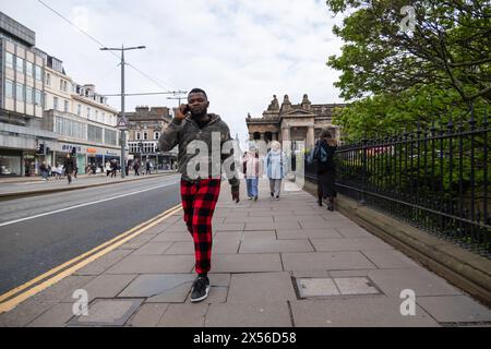 Edimburgo, Scozia, Regno Unito. 7 maggio 2024. Meteo nel Regno Unito: La vita per le strade di Edimburgo. Crediti: SKULLY/Alamy Live News Foto Stock