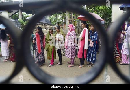 Guwahati, Guwahati, India. 7 maggio 2024. Gli elettori attendono in coda per esprimere il loro voto durante la terza fase delle elezioni Lok Sabha 2024 in un seggio elettorale a Guwahati in India martedì 7 maggio 2024. (Credit Image: © Dasarath Deka/ZUMA Press Wire) SOLO PER USO EDITORIALE! Non per USO commerciale! Foto Stock