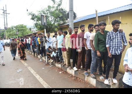 Guwahati, Assam, India. 7 maggio 2024. GUWAHATI, INDIA-MAGGIO 07: Gli elettori fanno la fila per votare in un posto elettorale durante la terza fase delle elezioni generali in India, a Guwahati, India, il 7 maggio 2024. (Credit Image: © Hafiz Ahmed/ZUMA Press Wire) SOLO PER USO EDITORIALE! Non per USO commerciale! Foto Stock