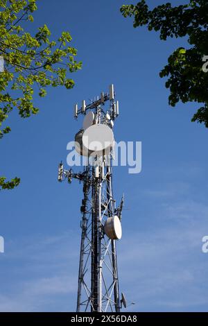 Torre in metallo con antenne 5G, parabolas Foto Stock