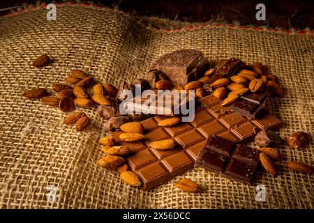 Fotografia orizzontale di una varietà di cioccolatini con mandorle su un sacchetto di iuta Foto Stock