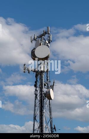 Torre in metallo con antenne 5G, parabolas Foto Stock