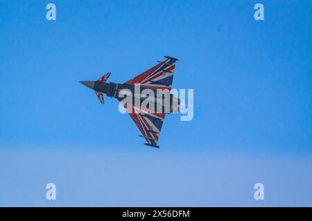 Royal Air Force display Team Eurofighter Typhoon 'Blackjack' che vola a basso livello a RAF Coningsby Foto Stock