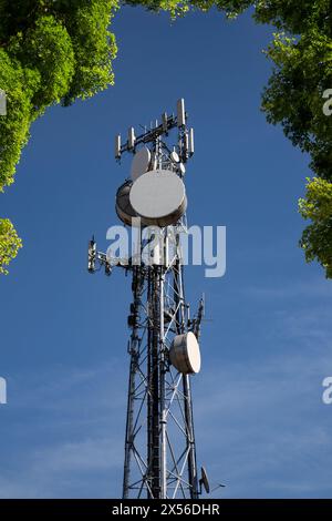 Torre in metallo con antenne 5G, parabolas Foto Stock