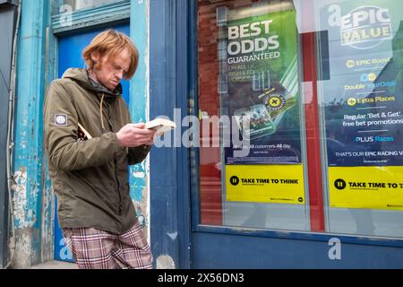 Edimburgo, Scozia, Regno Unito. 7 maggio 2024. Meteo nel Regno Unito: La vita per le strade di Edimburgo. Crediti: SKULLY/Alamy Live News Foto Stock