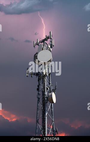 Torre in metallo con antenne 5G, parabolas Foto Stock