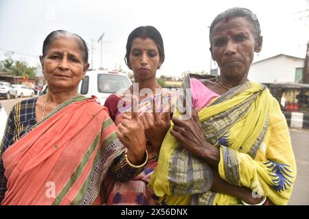 Guwahati, Assam, India. 7 maggio 2024. GUWAHATI, INDIA-MAGGIO 07: Gli elettori mostrano le dita segnate con inchiostro indelebile dopo aver votato per la terza fase delle elezioni di Lok Sabha, a Guwahati, India, il 7 maggio 2024. (Credit Image: © Hafiz Ahmed/ZUMA Press Wire) SOLO PER USO EDITORIALE! Non per USO commerciale! Foto Stock