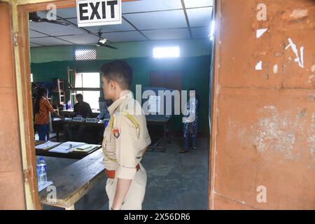 Guwahati, Assam, India. 7 maggio 2024. GUWAHATI, INDIA-MAGGIO 07: Una donna lancia il suo voto in un seggio elettorale durante la terza fase delle elezioni generali in India, a Guwahati il 7 maggio 2024. (Credit Image: © Hafiz Ahmed/ZUMA Press Wire) SOLO PER USO EDITORIALE! Non per USO commerciale! Foto Stock