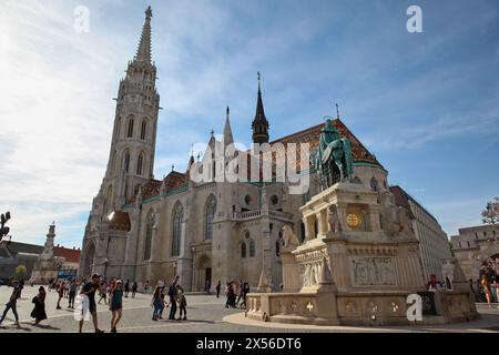 La Chiesa di Mattia, una chiesa cattolica situata nella Piazza della Santissima Trinità, di fronte al Bastione dei pescatori, nel cuore del quartiere del Castello di Buda. Foto Stock