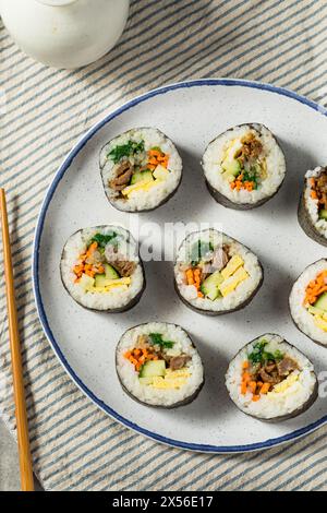 Involtini di kimbap coreani fatti in casa con uova di manzo e verdure Foto Stock