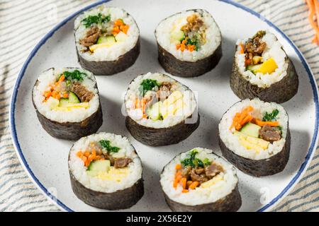 Involtini di kimbap coreani fatti in casa con uova di manzo e verdure Foto Stock