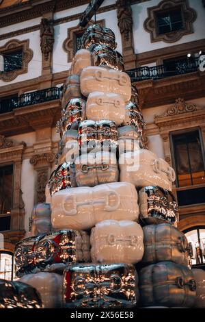 Italia, Milano 27.12.2023 - albero di Natale, sponsorizzato dalla casa di moda italiana Gucci, in Galleria Vittorio Emanuele II Foto Stock