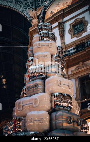 Italia, Milano 27.12.2023 - albero di Natale, sponsorizzato dalla casa di moda italiana Gucci, in Galleria Vittorio Emanuele II Foto Stock