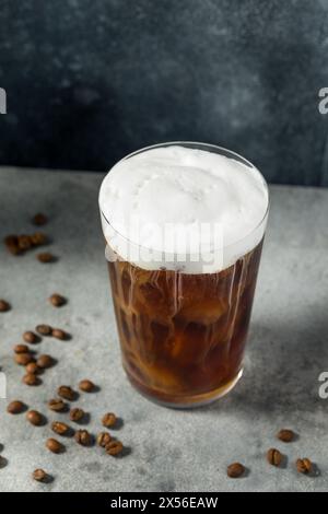 Rinfrescante Cold Foam Cold Brew Coffee with Ice Foto Stock