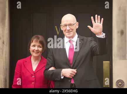 Edimburgo Regno Unito, 7 maggio 2024: Nuovo primo ministro John Swinney con sua moglie Elizabeth (Quigley) a Bute House, la sua residenza ufficiale. Fig.: DB Media Services / Alamy Live Foto Stock