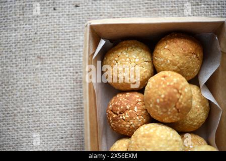 Biscotti dolci al sesamo in una scatola su tela. Biscotti in una scatola. Foto Stock