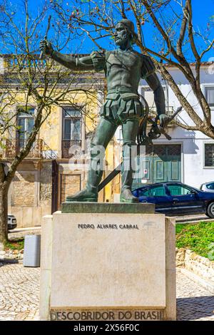 Statua che rappresenta Pedro Alvares Cabral, scopritore del Brasile. Posizione della statua nel centro della città di Santarem-Portugal. Foto Stock