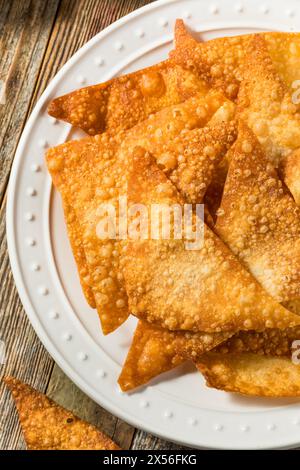 Patatine cinesi fritte fatte in casa pronte da mangiare Foto Stock