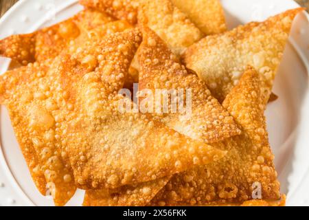 Patatine cinesi fritte fatte in casa pronte da mangiare Foto Stock