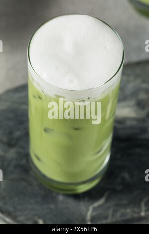 Rinfrescante latte Matcha freddo in schiuma con ghiaccio Foto Stock