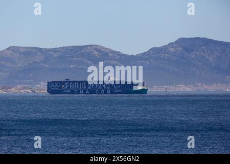 Marsiglia, Francia. 7 maggio 2024. Vista della nave container CMA-CGM Groenlandia, dipinta con i colori dei Giochi Olimpici di Parigi 2024 nella baia di Marsiglia. CGM Greenland Container Ship ha visto esporre il logo Paris 2024 Games sui suoi 15.000 container. (Foto di Denis Thaust/SOPA Images/Sipa USA) credito: SIPA USA/Alamy Live News Foto Stock