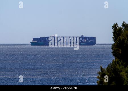 Marsiglia, Francia. 7 maggio 2024. Vista della nave container CMA-CGM Groenlandia, dipinta con i colori dei Giochi Olimpici di Parigi 2024 nella baia di Marsiglia. CGM Greenland Container Ship ha visto esporre il logo Paris 2024 Games sui suoi 15.000 container. (Foto di Denis Thaust/SOPA Images/Sipa USA) credito: SIPA USA/Alamy Live News Foto Stock