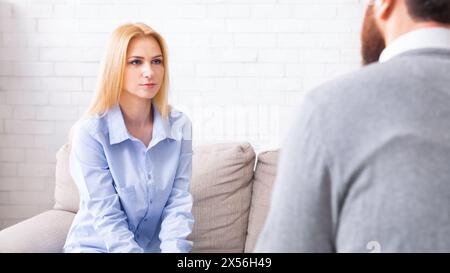 La millenaria donna ascoltando con attenzione professional life coach Foto Stock