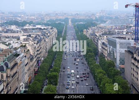 Una vista generale degli Champs-Elysees presa dall'Arco di Trionfo, in vista dei Giochi Olimpici di Parigi che inizieranno il 26 luglio. Data foto: Martedì 7 maggio 2024. Foto Stock