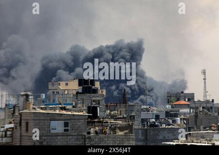 Gaza. 7 maggio 2024. Il fumo aumenta in seguito agli attacchi aerei israeliani nella città di Rafah, nella parte meridionale della Striscia di Gaza, il 7 maggio 2024. Almeno 20 palestinesi sono stati uccisi in intensi attacchi aerei israeliani a Rafah, la sicurezza palestinese e fonti mediche hanno detto martedì. Crediti: Rizek Abdeljawad/Xinhua/Alamy Live News Foto Stock