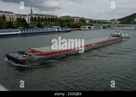 Chiatta sulla Senna a Rouen, trasporto fluviale Foto Stock