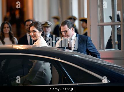 Stoccolma, Svezia. 7 maggio 2024. La regina Maria e il principe Daniele in una cerimonia di addio al Palazzo di Stoccolma, il 7 maggio 2024, per la coppia reale danese che è in visita di stato di due giorni in Svezia. Foto: Pontus Lundahl/TT/codice 10050 credito: TT News Agency/Alamy Live News Foto Stock