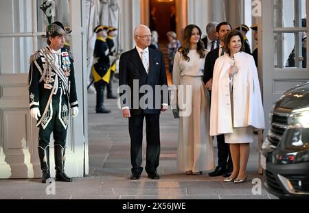 Stoccolma, Svezia. 7 maggio 2024. Re Carl Gustaf, principessa Sofia, principe Carlo Filippo e regina Silvia in una cerimonia di addio al Palazzo di Stoccolma il 7 maggio 2024 per la coppia reale danese che è in visita di stato di due giorni in Svezia. Foto: Pontus Lundahl/TT/codice 10050 credito: TT News Agency/Alamy Live News Foto Stock