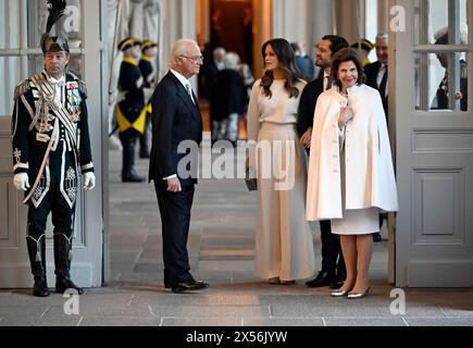 Stoccolma, Svezia. 7 maggio 2024. Re Carl Gustaf, principessa Sofia, principe Carlo Filippo e regina Silvia in una cerimonia di addio al Palazzo di Stoccolma il 7 maggio 2024 per la coppia reale danese che è in visita di stato di due giorni in Svezia. Foto: Pontus Lundahl/TT/codice 10050 credito: TT News Agency/Alamy Live News Foto Stock