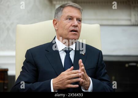 Washington, Stati Uniti. 7 maggio 2024. Il presidente della Romania Klaus Iohannis incontra il presidente Joe Biden nell'ufficio ovale della Casa Bianca a Washington DC martedì 7 maggio 2024. Foto di Michael Reynolds/UPI credito: UPI/Alamy Live News Foto Stock