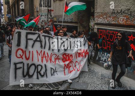 Napoles, Italia. 7 maggio 2024. Gli studenti marciano per le strade principali di Napoli tenendo bandiere e striscioni durante una manifestazione di solidarietà con la Palestina. Gli studenti di Federico II si unirono al grido dei campus americani ed entrarono nel cortile di porta di massa dotato di tende e bandiere palestinesi a sostegno. Il grido degli studenti di tutto il mondo è rivolto anche ai loro governi. (Foto di Cristobal Basaure Araya/SOPA Images/Sipa USA) credito: SIPA USA/Alamy Live News Foto Stock