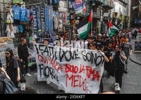 Napoles, Italia. 7 maggio 2024. Gli studenti marciano per le strade principali di Napoli tenendo bandiere e striscioni durante una manifestazione di solidarietà con la Palestina. Gli studenti di Federico II si unirono al grido dei campus americani ed entrarono nel cortile di porta di massa dotato di tende e bandiere palestinesi a sostegno. Il grido degli studenti di tutto il mondo è rivolto anche ai loro governi. (Foto di Cristobal Basaure Araya/SOPA Images/Sipa USA) credito: SIPA USA/Alamy Live News Foto Stock