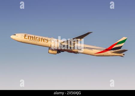 Dubai, Emirati Arabi Uniti - 17 febbraio 2024: Un aereo Emirates Boeing 777-300ER con numero di registrazione A6-ECJ presso l'aeroporto di Dubai, un Foto Stock