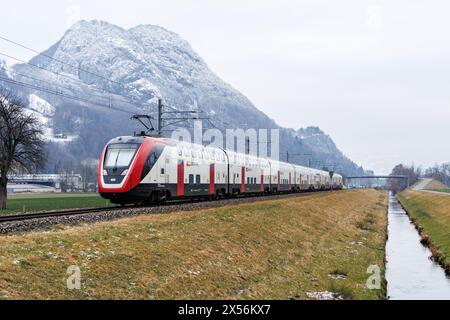 Sargans, Svizzera - 9 gennaio 2024: Bombardier Twindexx Train operato dalle FFS a Sargans, Svizzera. Foto Stock