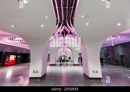 Shanghai, Cina - 10 aprile 2024: Shanghai Metro Modern Architecture in Public Transport Underground Station Yuyuan Garden a Shanghai, Cina. Foto Stock