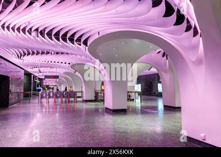 Shanghai, Cina - 10 aprile 2024: Shanghai Metro Modern Architecture in Public Transport Underground Station Yuyuan Garden a Shanghai, Cina. Foto Stock