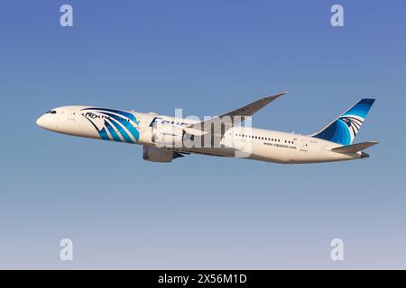 Dubai, Emirati Arabi Uniti - 17 febbraio 2024: Aeromobile egittario Boeing 787-9 Dreamliner con registrazione su-GFY presso l'aeroporto di Dubai, ONU Foto Stock