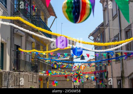 Colorata decorazione baner a Porto a sao joao Festa di san giovanni battista con sfondo residenziale Foto Stock