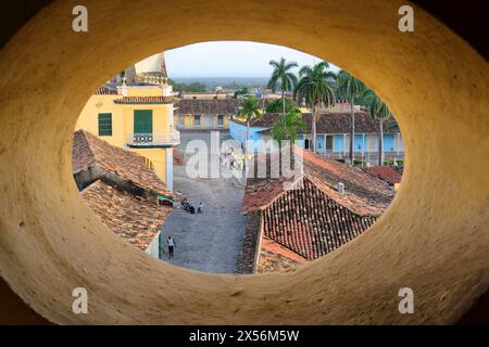 242 vista verso sud-est attraverso una ringhiera della chiesa di San Francisco= Cristo Street, Brunet Palace, Holy Trinity Church, Plaza Mayor Square. Trinidad-Cuba. Foto Stock