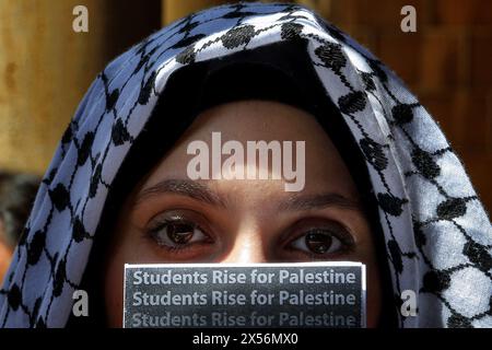 Beirut, Beirut, Libano. 7 maggio 2024. Una studentessa dell'Università americana di Beirut (AUB) copre il suo volto con un opuscolo che dice: Students Rise for Palestine durante una manifestazione a sostegno di Gaza e Rafah e sollecitando al campus universitario di Beirut. (Credit Image: © Marwan Naamani/ZUMA Press Wire) SOLO PER USO EDITORIALE! Non per USO commerciale! Foto Stock