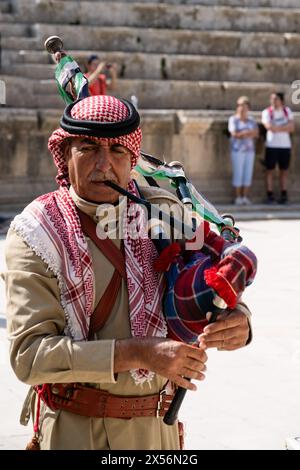 Jerash, Giordania - 23 ottobre 2022: Giordano Bagpiper in uniforme militare al Teatro Sud di Gerasa. Foto Stock