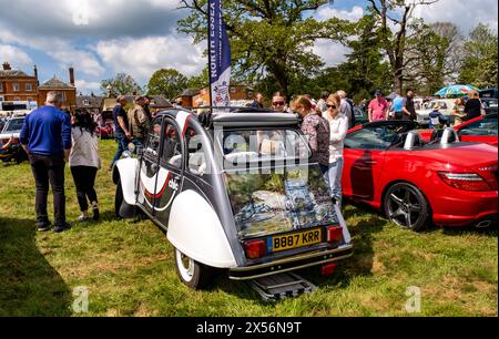 Earsham, Norfolk, Regno Unito – 5 maggio 2024. Mostra di auto d'epoca in un giorno d'estate Foto Stock