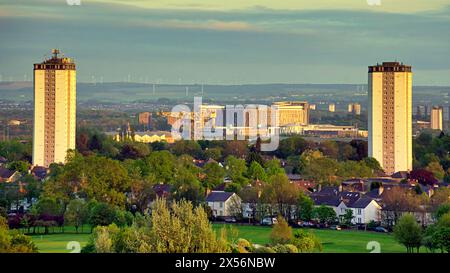 Glasgow, Scozia, Regno Unito. 7 maggio 2024: Regno Unito Meteo: Il sole di fine giornata ha visto un caldo bagliore all'ospedale Queen elizabeth di govan, a sud del fiume tra le torri di scotstoun sulla riva nord del fiume clyde. Credit Gerard Ferry/Alamy Live News Foto Stock