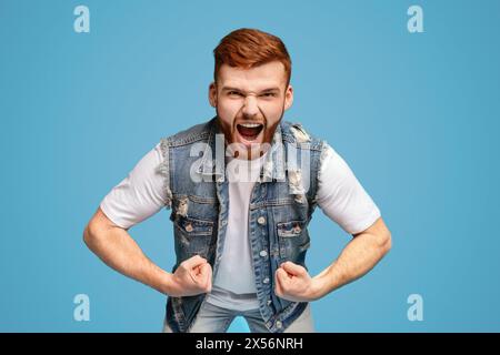 Giovani arrabbiati muscolare urlando man forte in telecamera Foto Stock